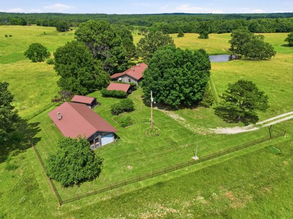 202-Acre Cattle &amp; Horse Farm in Howell County,