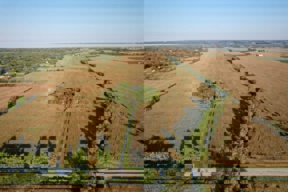 Huntley 80 w/Two houses